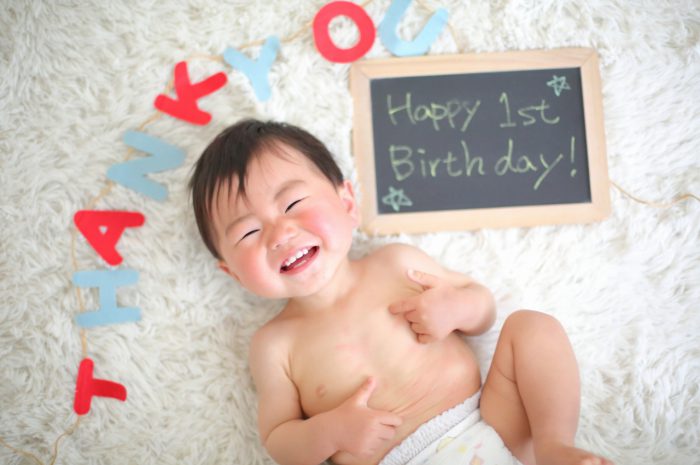 1歳男の子の誕生日記念撮影。両親からのメッセージと一緒に。