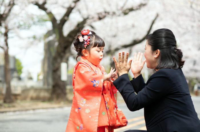 ママと一緒に手遊びしながら。三歳七五三出張撮影。