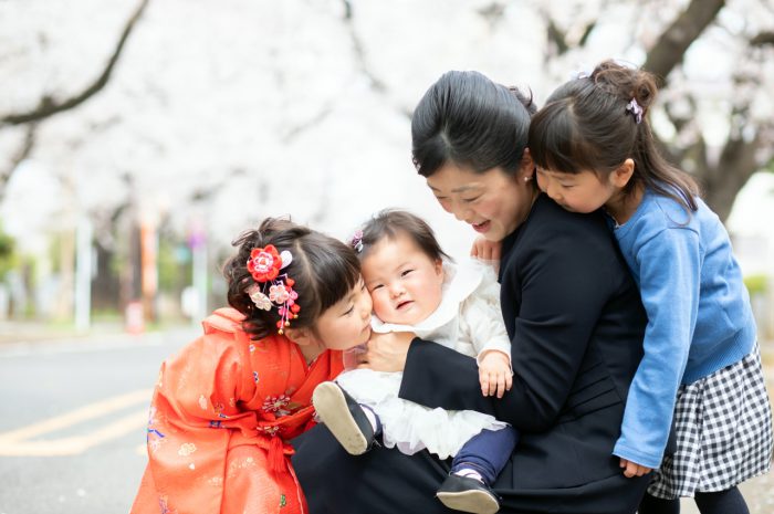 ママと一緒に。三姉妹の七五三出張撮影。