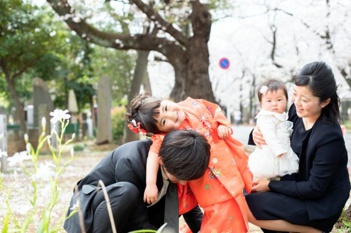 抱っこ～！パパと一緒の3歳女の子七五三出張撮影。