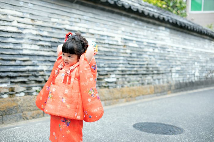 赤い着物で3歳七五三出張撮影