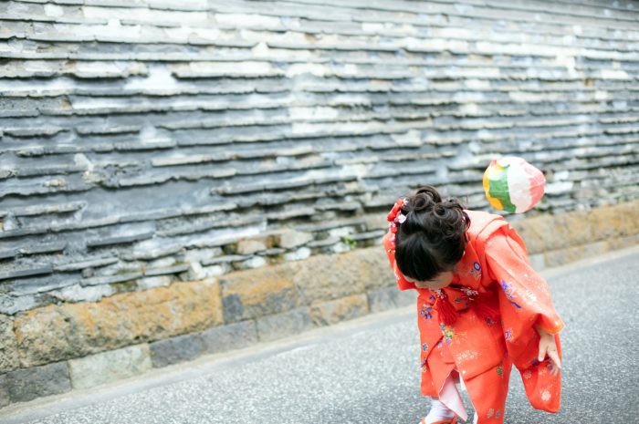 赤い着物で3歳七五三出張撮影