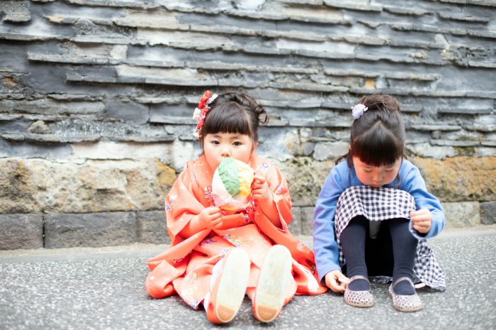 お姉ちゃんと遊んでいる姿も撮影。3歳七五三出張撮影。