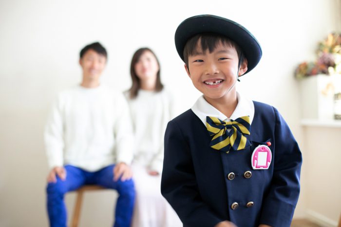 幼稚園の制服を着て卒園写真