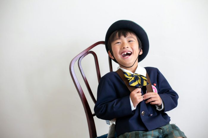 幼稚園の制服でスタジオで卒園写真