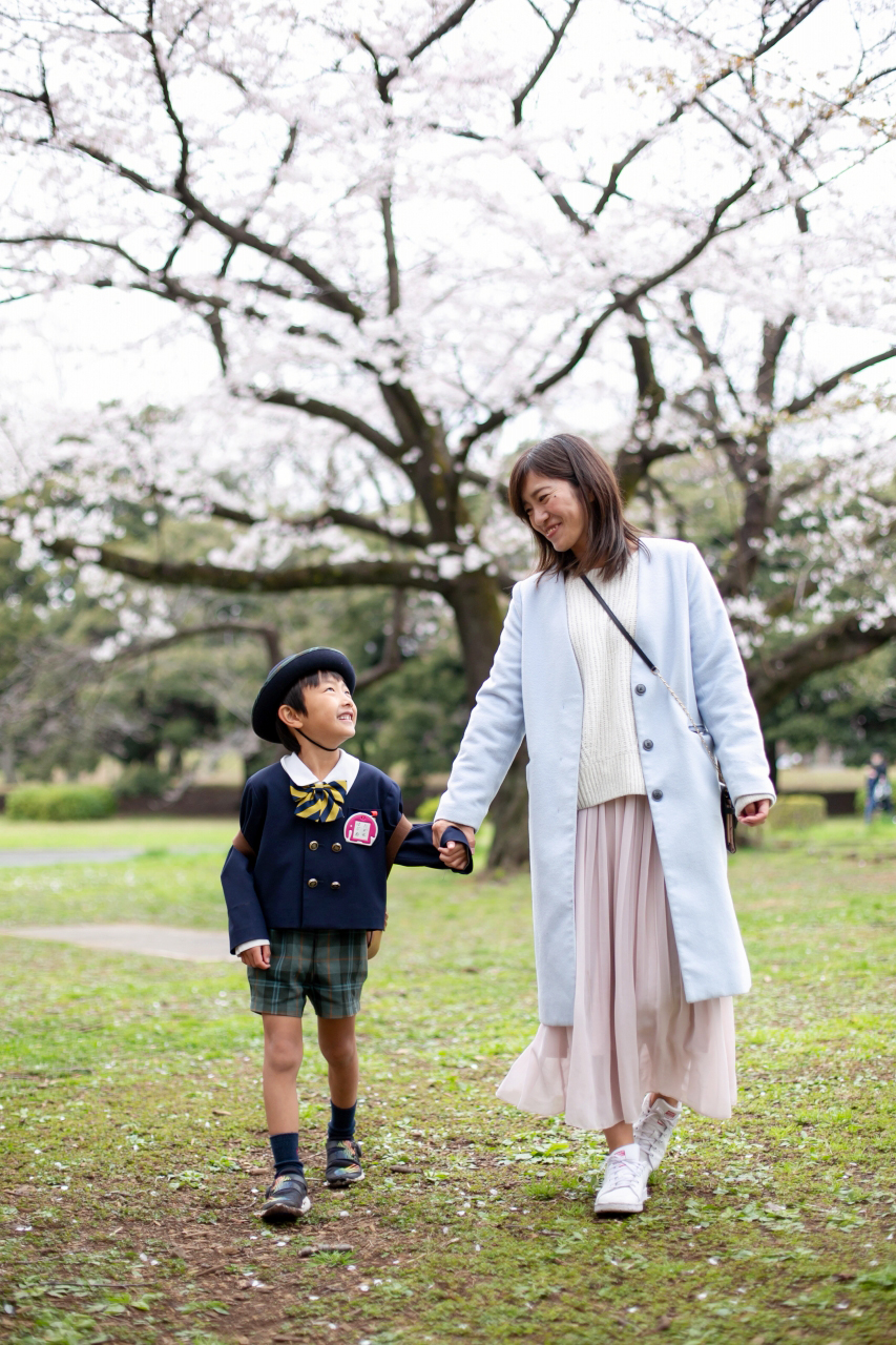 代々木公園でママと一緒に入学記念写真