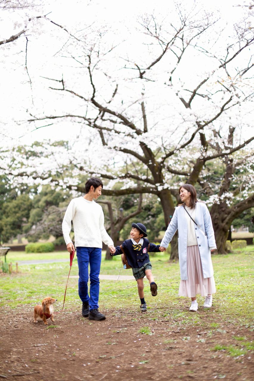代々木公園で家族一緒に入学記念写真2