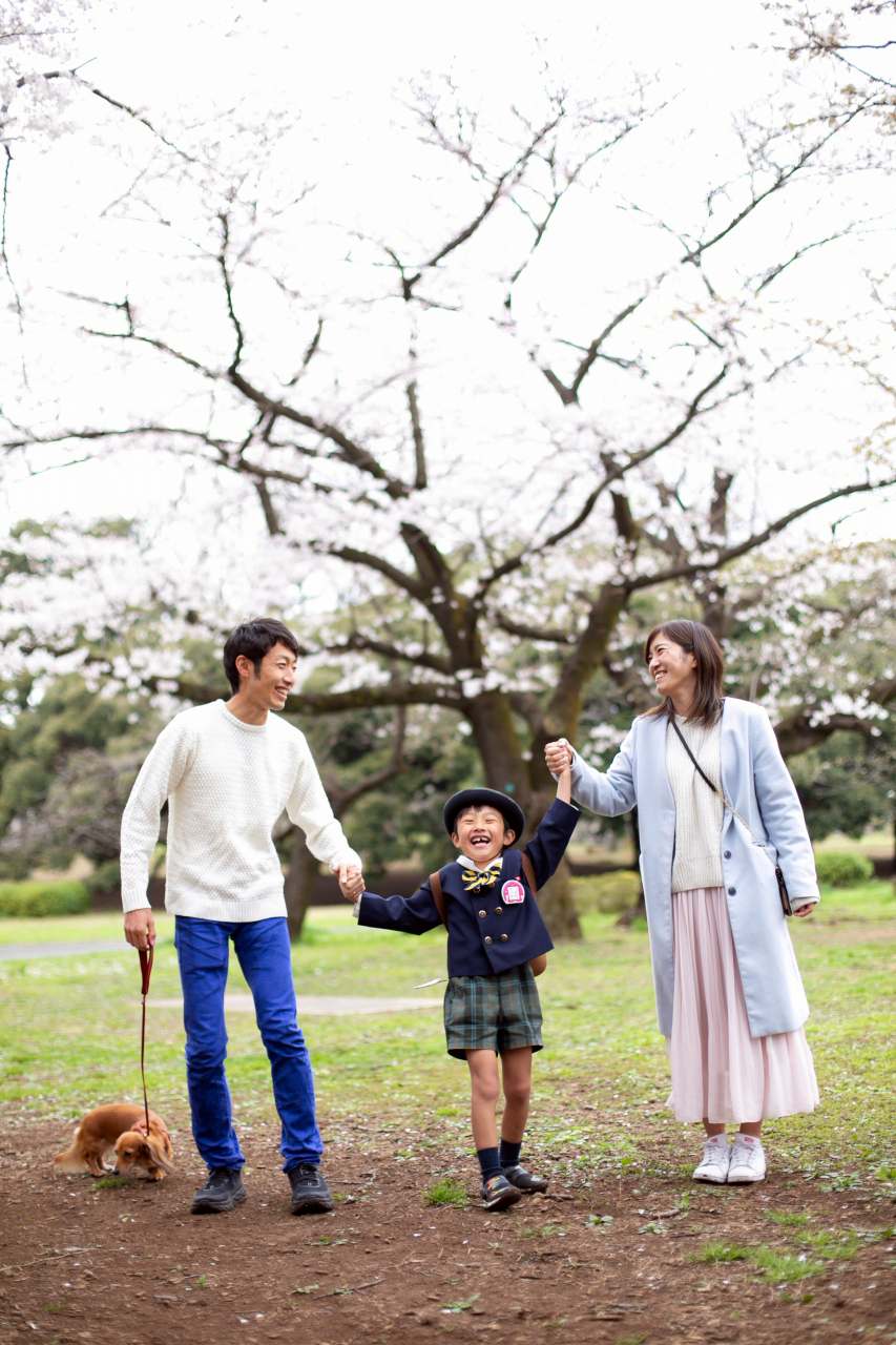 代々木公園で家族一緒に入学記念写真3