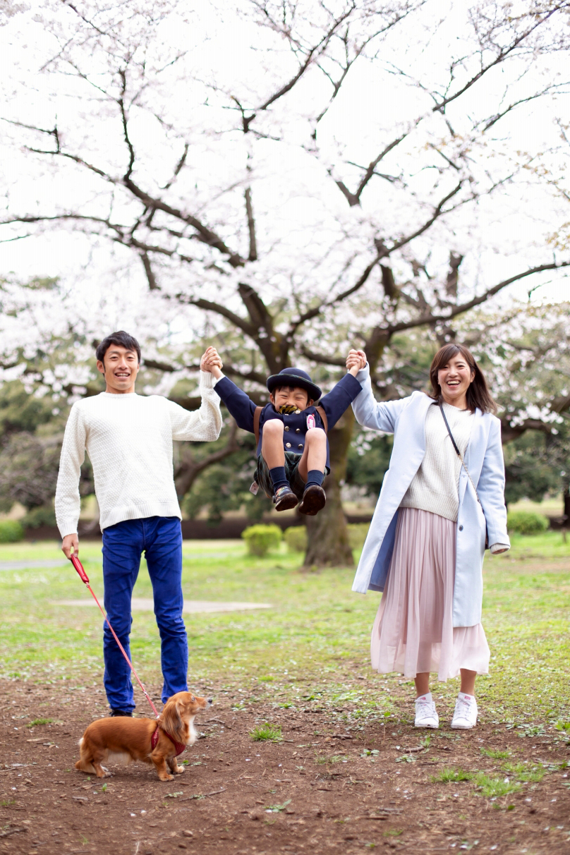 代々木公園で家族一緒に入学記念写真4