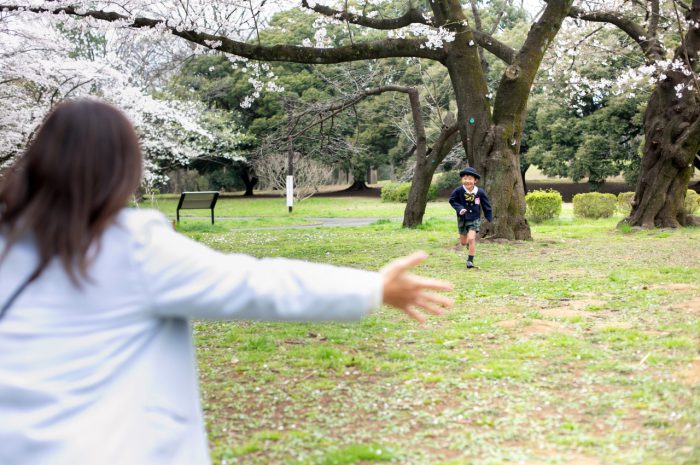 代々木公園で家族一緒に入学記念写真6