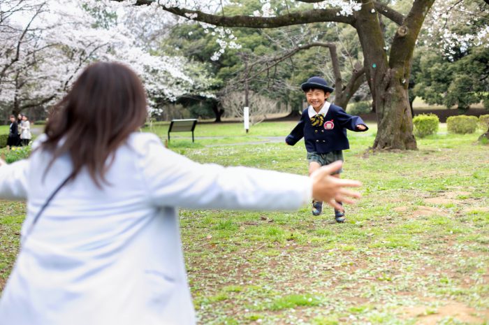 代々木公園で家族一緒に入学記念写真7