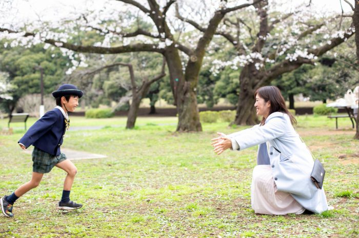 代々木公園で家族一緒に入学記念写真9