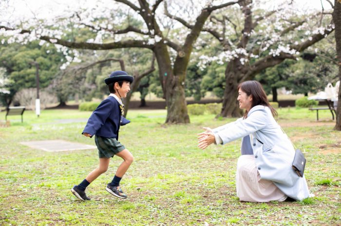 代々木公園で家族一緒に入学記念写真10