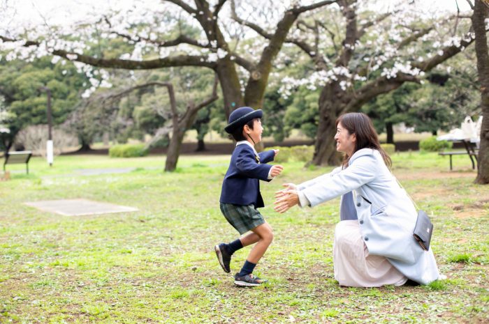 代々木公園で家族一緒に入学記念写真11