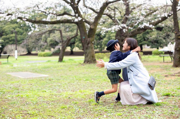 代々木公園で家族一緒に入学記念写真12