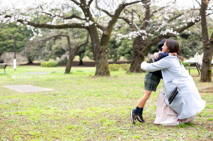 代々木公園で家族一緒に入学記念写真14