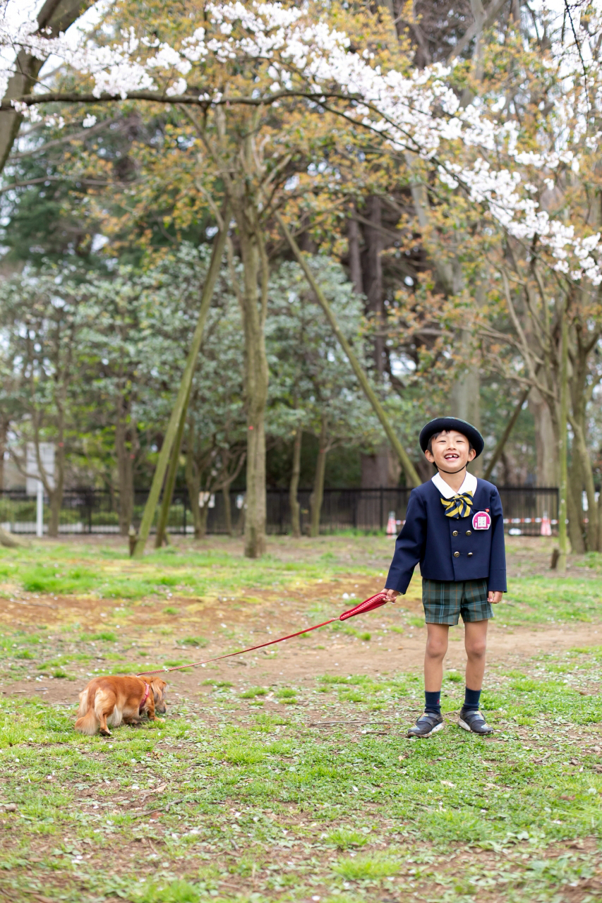 代々木公園で愛犬と一緒に制服撮影