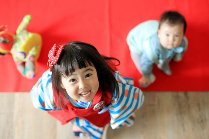 3歳女の子七五三撮影,1歳の妹と一緒に。いい笑顔のお姉ちゃん