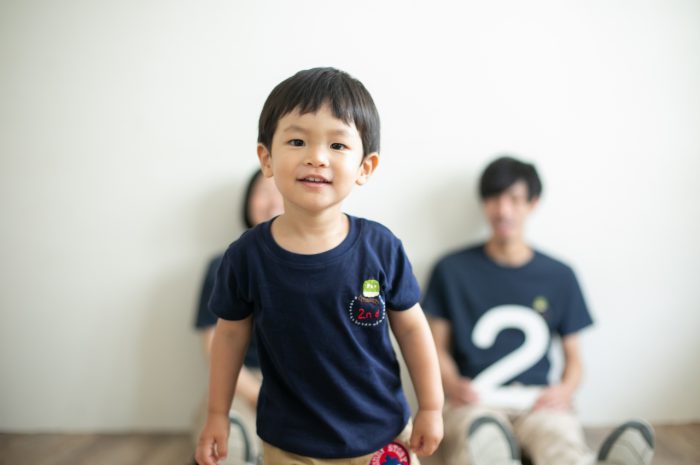 2歳男の子と一緒の家族撮影。お揃いのTシャツ。親子リンクコーデが素敵！2歳男の子かわいい！