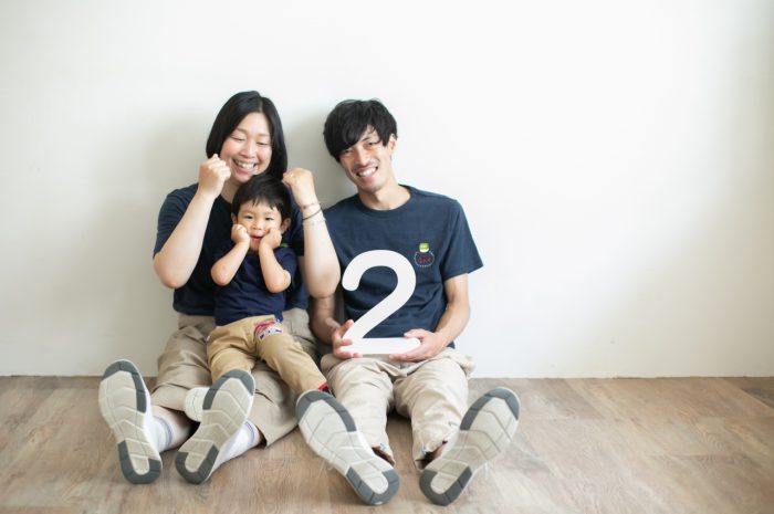 2歳男の子と一緒の家族撮影。お揃いのTシャツ。親子リンクコーデが素敵！ほっぺたぎゅー！