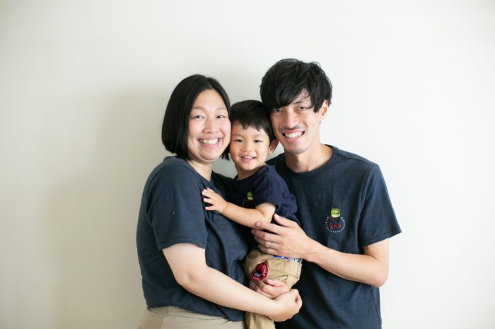 2歳男の子と一緒の家族撮影。お揃いのTシャツ。親子リンクコーデが素敵！