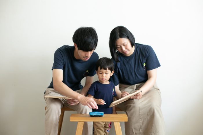 2歳男の子と一緒の家族撮影。親子リンクコーデが素敵です。黒板にお絵かきする様子も撮影します