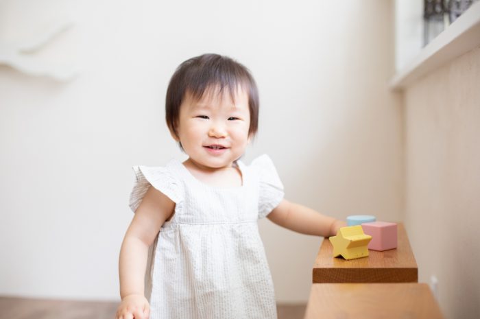 1歳女の子誕生日記念撮影,3人家族,家族写真,1歳誕生日,あんよが上手