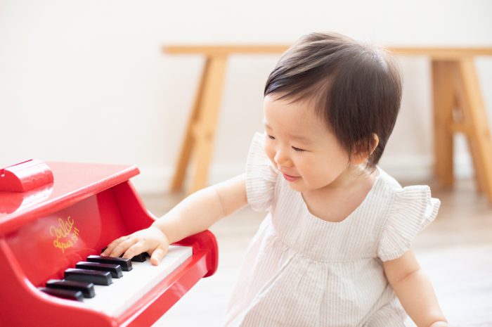 1歳女の子誕生日記念撮影,3人家族,家族写真,1歳誕生日,赤いピアノに興味津々