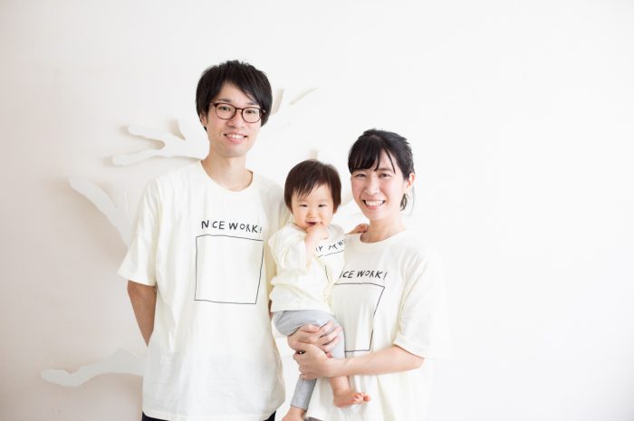 1歳女の子誕生日記念撮影,3人家族,家族写真,お揃いTシャツが素敵