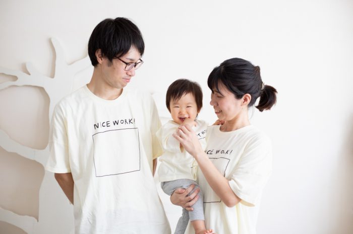 1歳女の子誕生日記念撮影,3人家族,家族写真,お揃いTシャツで