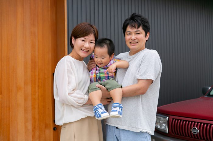 出張撮影,2歳男の子撮影,2歳誕生日記念撮影,家の前で家族写真撮影