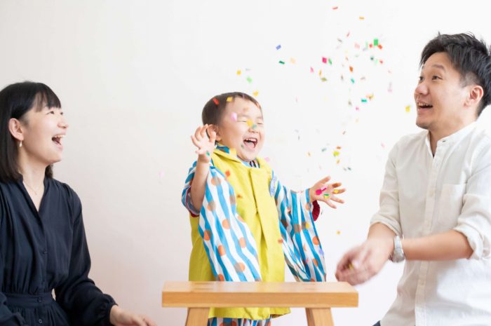 三歳男の子七五三スタジオ撮影,3歳男の子七五三,紙吹雪楽しい