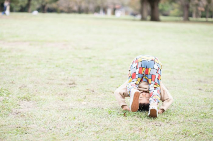 5歳男の子,家族撮影,芝生ででんぐり返し！