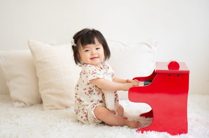 1歳女の子記念写真撮影,ピアノが上手,スタジオ撮影,赤いピアノ
