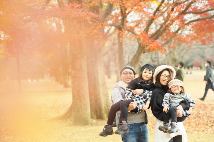 秋の家族写真,ロケーションフォト,フェルト帽コーデ,抱っこ,公園で