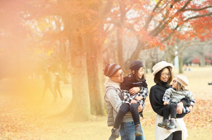 秋の家族写真,ロケーションフォト,フェルト帽コーデ,抱っこ,紅葉写真