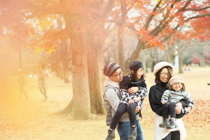 秋の家族写真,ロケーションフォト,フェルト帽コーデ,抱っこ,紅葉