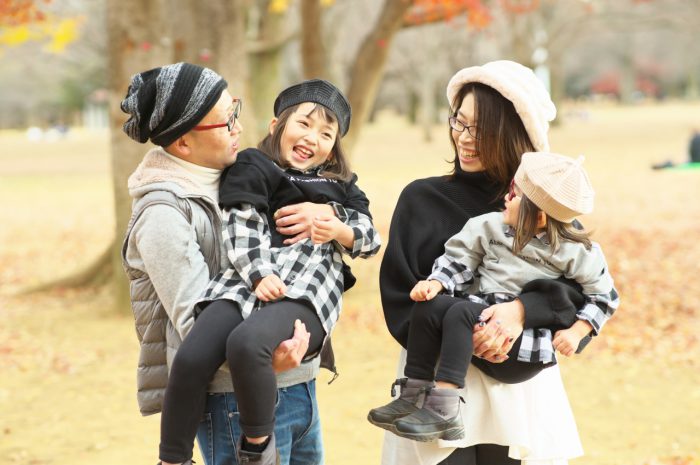 秋の家族写真,ロケーションフォト,フェルト帽コーデ,抱っこ