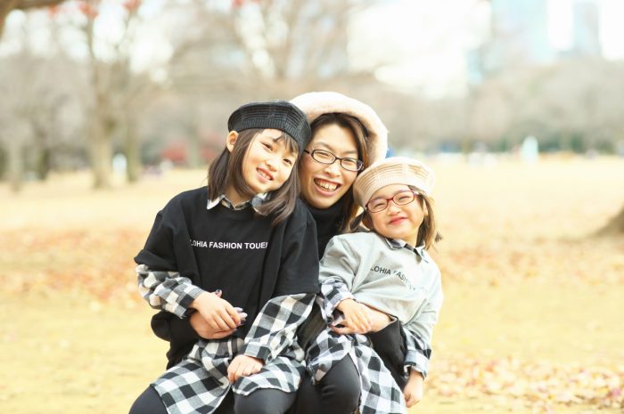 秋の家族写真,ロケーションフォト,フェルト帽コーデ,ママと