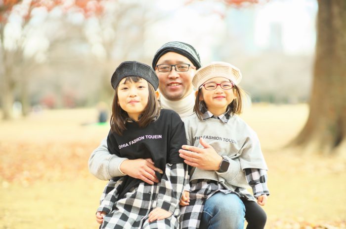 秋の家族写真,ロケーションフォト,フェルト帽コーデ,お父さんと一緒