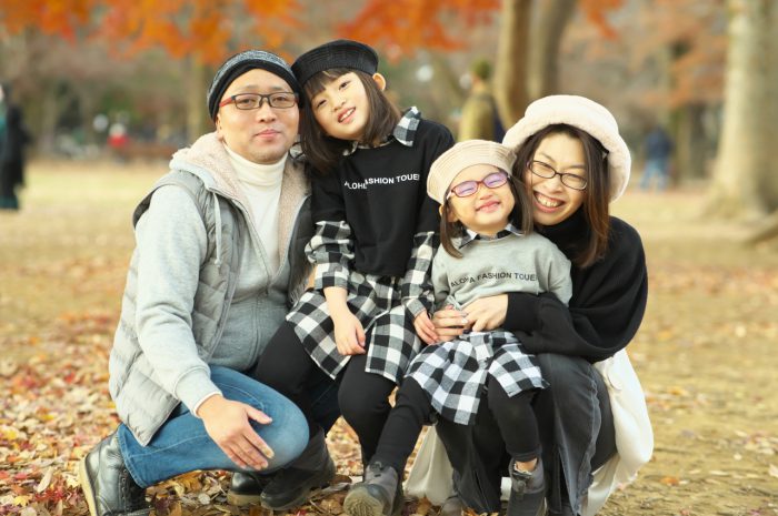 秋の家族写真,ロケーションフォト,ロケフォト,4人家族,眼鏡が可愛い,仲良し家族
