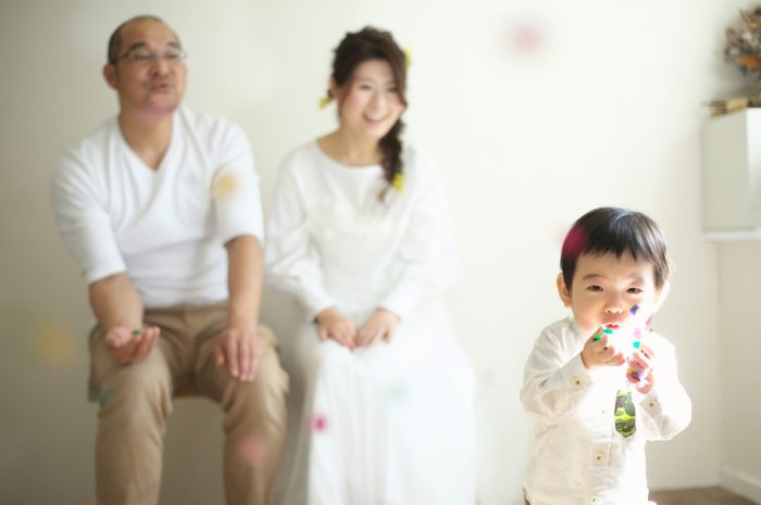 カジュアルフォトウエディング,子供と一緒に結婚写真撮影,紙吹雪