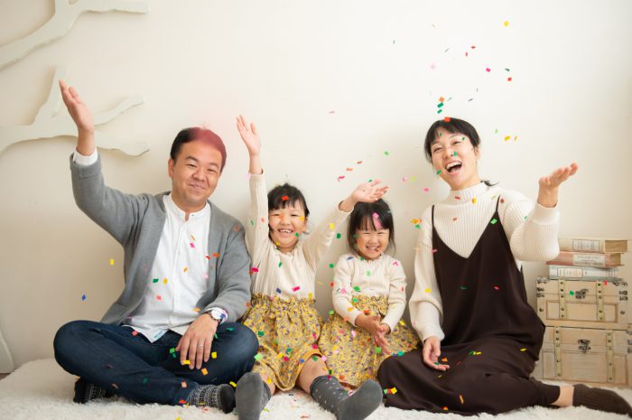 家族写真,渋谷スタジオ撮影,仲良し撮影,仲良し家族,紙吹雪撮影