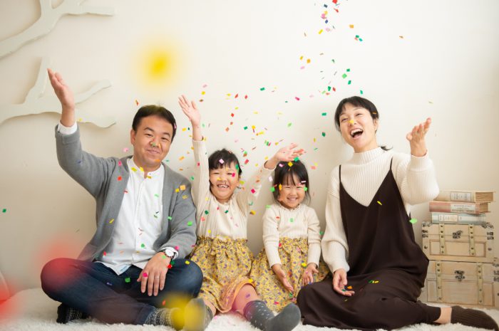 家族写真,渋谷スタジオ撮影,仲良し撮影,仲良し家族,紙吹雪