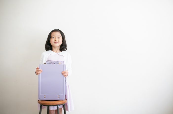 小学校入学記念写真,ランドセル撮影,6歳,紫色のランドセル