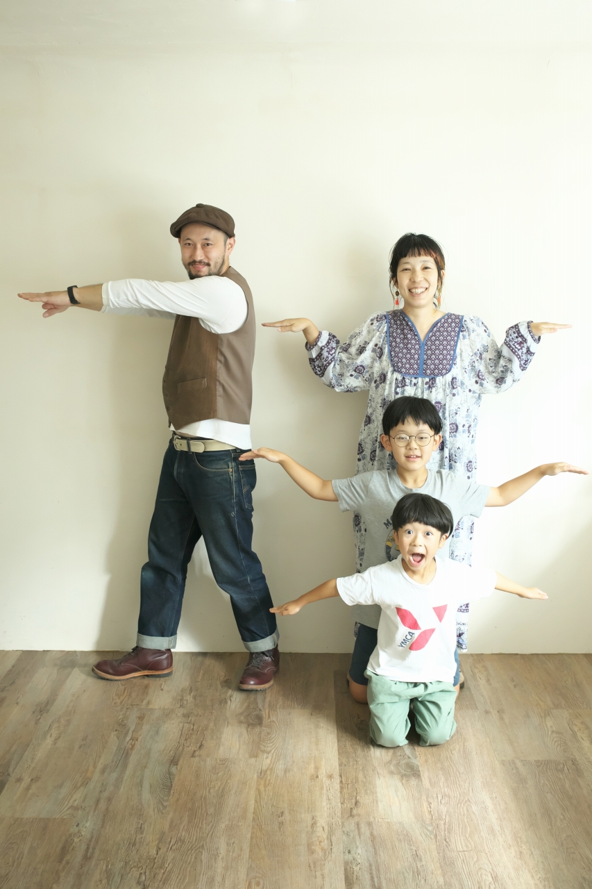 家族写真,4人家族,家族記念撮影,スタジオ撮影,渋谷スタジオ,明るいスタジオ