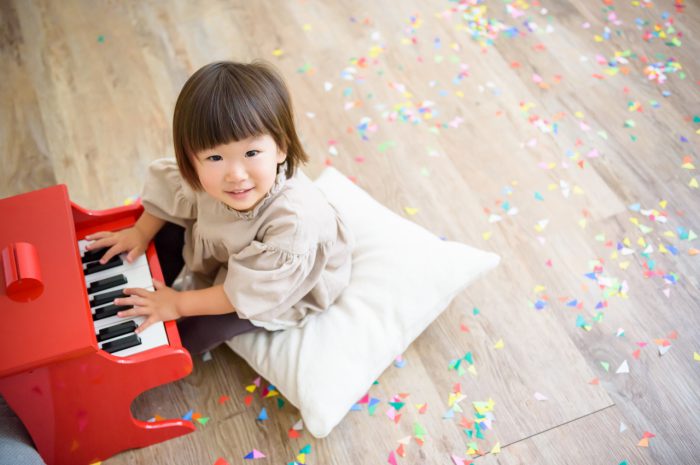 2歳記念撮影,スタジオ撮影,イヤイヤ期,子ども撮影,カメラマン,木のカメラ,明るいスタジオ,赤いピアノ,ピアニスト,撮影小物