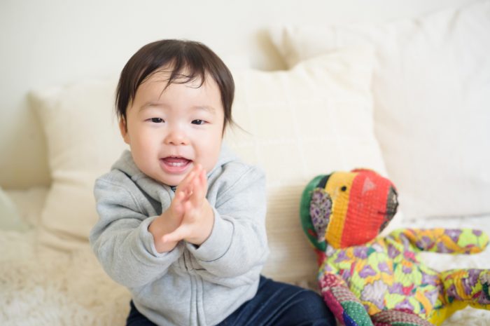 1歳誕生日記念撮影,男の子,3人家族,1歳男の子,渋谷スタジオ,明るいスタジオ,1歳誕生日記念撮影,スタジオ撮影,ぱちぱち