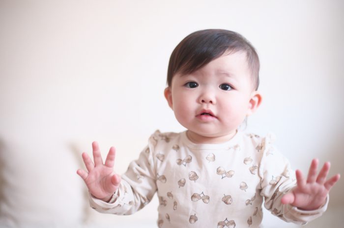 1歳女の子記念撮影,家族写真,スタジオ撮影,明るいスタジオ,女の子,かわいい