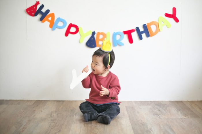 1歳男の子,誕生日記念撮影,口に入れる